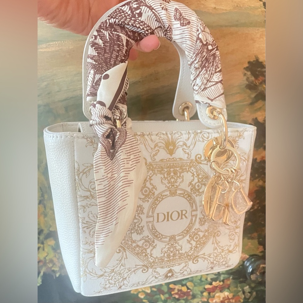 Dior Cream and Gold Mini crossbody bag with magnetic closure. GWP . - Picture 3 of 11